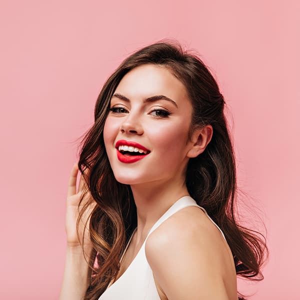 Mujer sonriendo con maquillaje