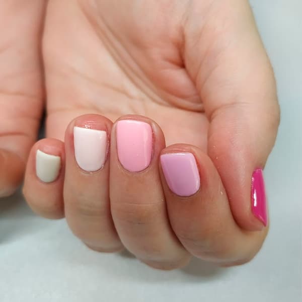 Uñas Uñas con manicura de colores